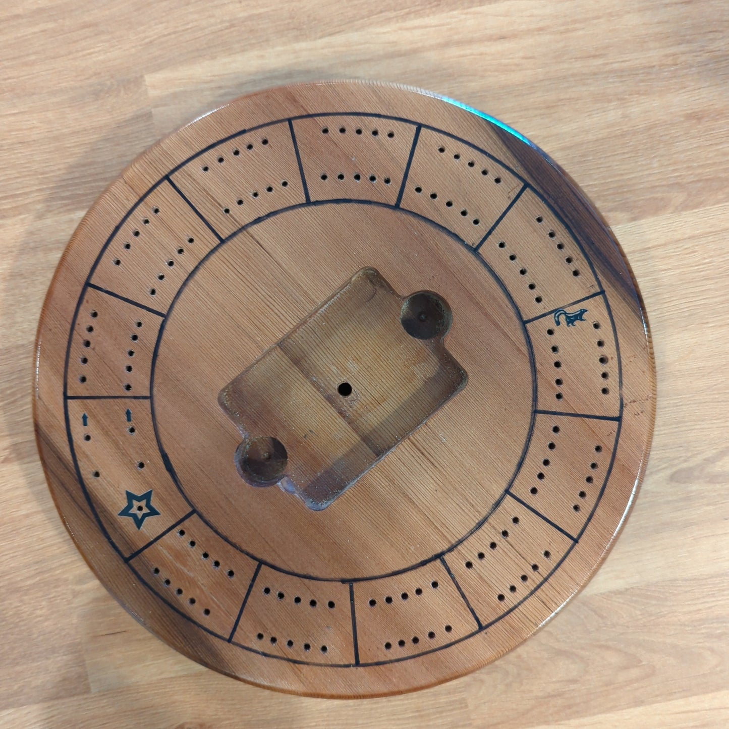 Round cribbage board