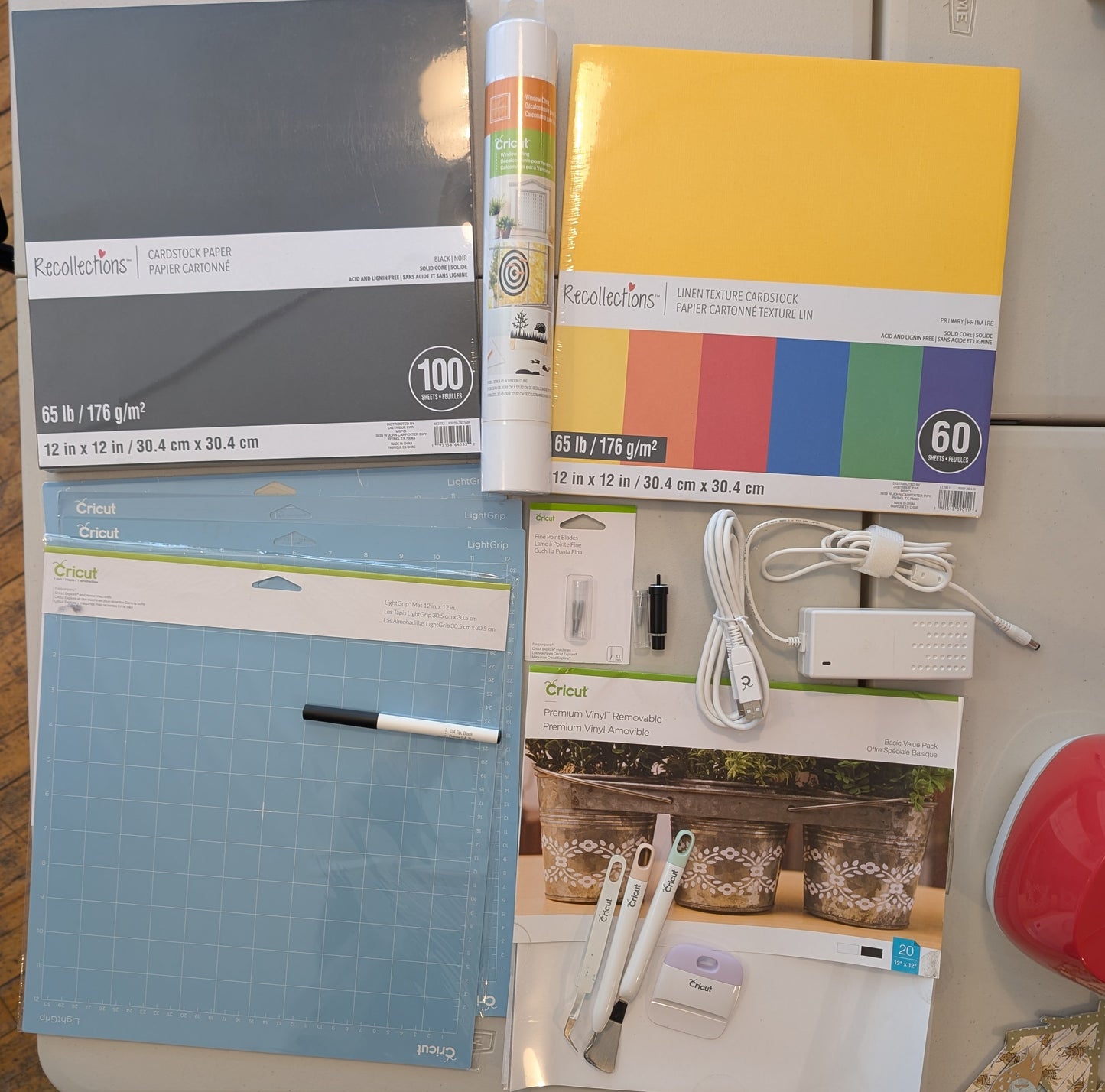 Cricut bundle (Explore Air 2 + accessories)